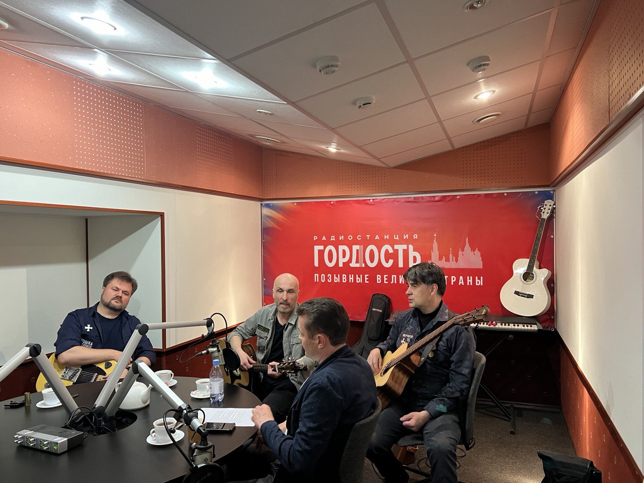 «МЫ ВСТАЛИ НА ЗАЩИТУ ВСЕГО РУССКОГО»: ГРУППА «ЗВЕРОБОЙ» О ДОНБАССЕ И МУЗЫКАЛЬНОЙ СИЛЕ 