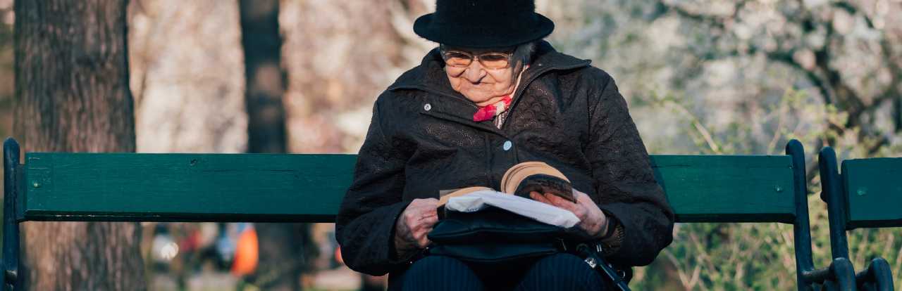 В ПЕТЕРБУРГЕ ПЕНСИОНЕРЫ МОГУТ БЕСПЛАТНО ПОЛУЧИТЬ ЛЮБУЮ КНИГУ НА ДОМ! 